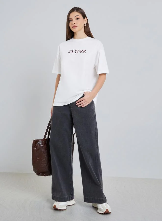 ستايلي تيشيرت بطبعة جرافيك وقصة واسعة